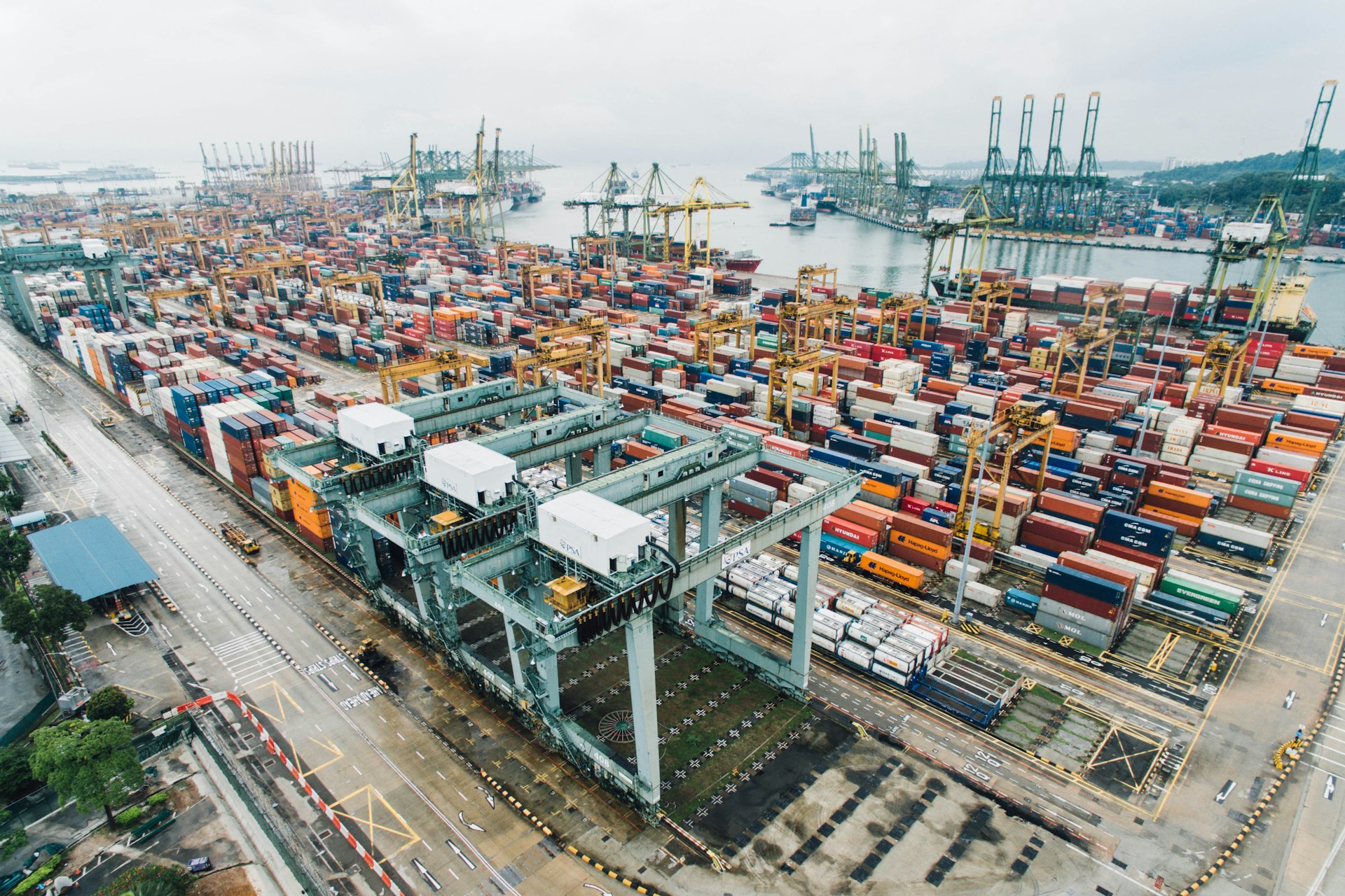 Vista aérea de un puerto de contenedores con grúas y carga de comercio exterior, el entorno de los despachos aduaneros que EaseDAM procesa